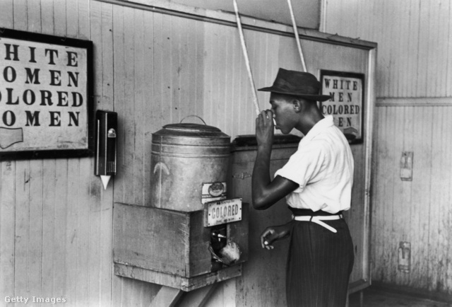 1939: fekete férfi a számára fenntartott kútból iszik