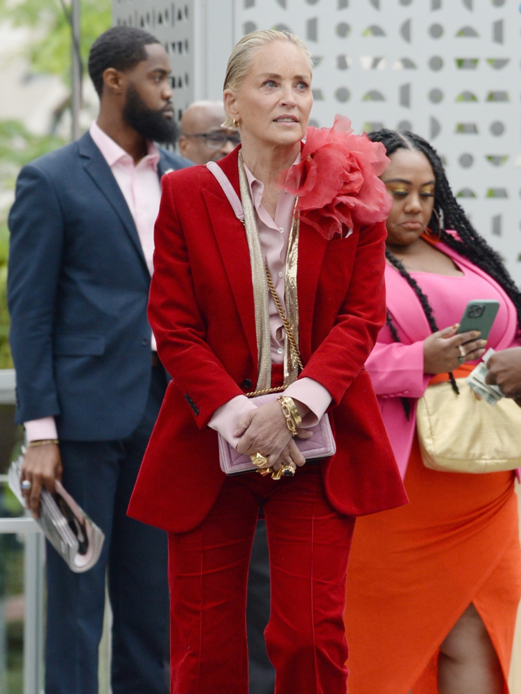 Sharon Stone ebben a piros szettben tündökölt a Hollywood Reporter gáláján, amelyet szerdán tartottak Los Angelesben