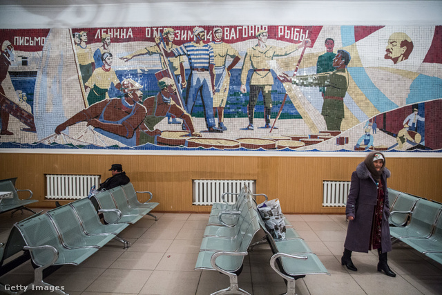 Szovjet mozaik egy kazah vasútállomáson