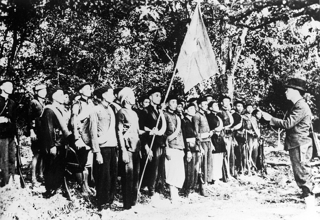 1944. december 22-én a vietnami Cao Bang tartományban készített kép, amelyen Vo Nguyen Giap tábornok (j) felolvassa az első hadparancsot a vietnami felszabadító hadsereg katonáinak.