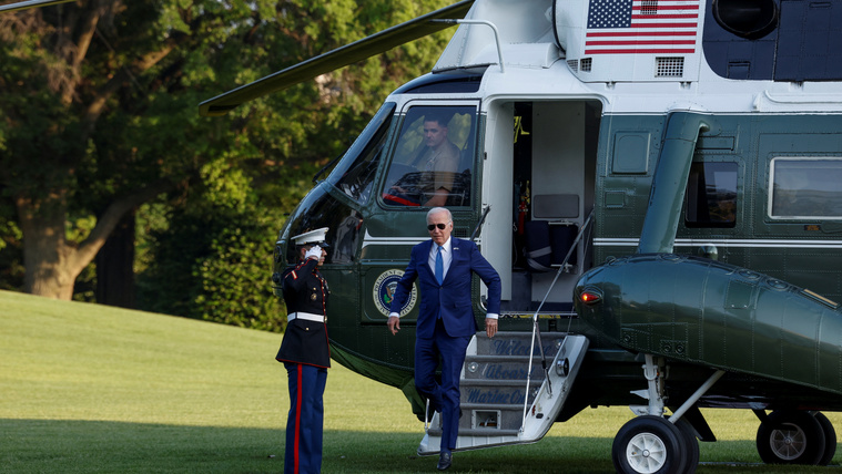 Joe Biden ezúttal a&nbsp;helikopter ajtajába verte be a&nbsp;fejét