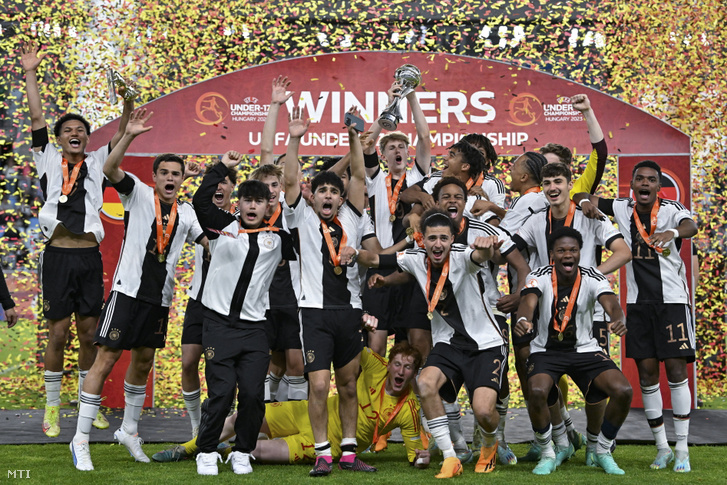 A német csapat ünnepel a bajnoki trófeával a labdarúgó U17-es Európa-bajnokság döntőjében játszott Németország - Franciaország mérkőzés végén az Új Hidegkuti Nándor Stadionban 2023. június 2-án