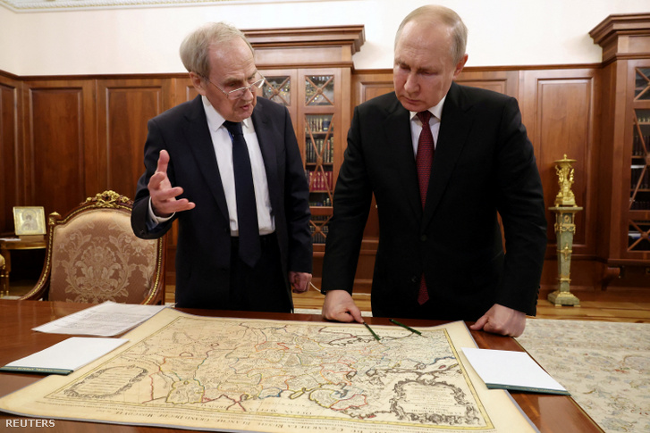 Vlagyimir Putyin az alkotmánybíróság elnökével, Valerij Zorkinnal (balra) Moszkvában