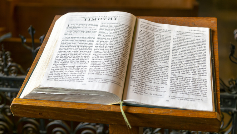 Viccből panaszt tettek a Biblia ellen, most kikerül több iskola könyvtárából
