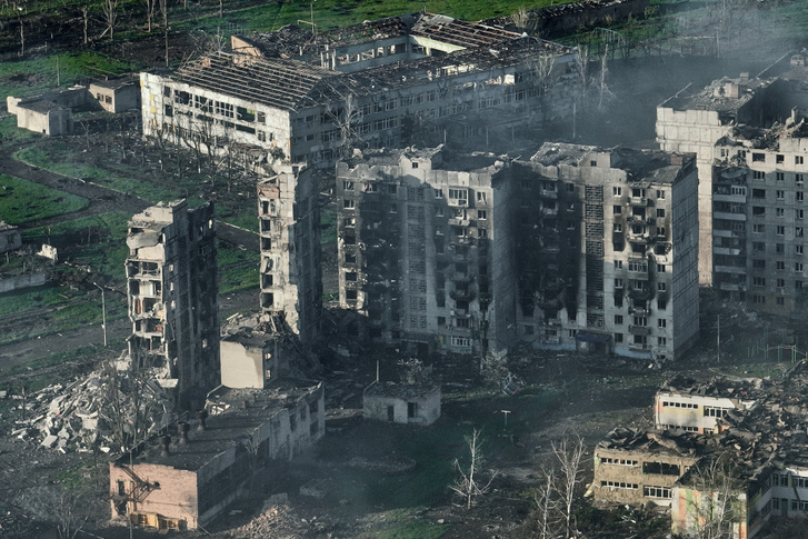 Megsemmisült lakóházak Bahmutban