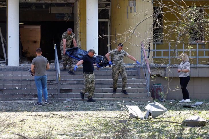 Halottat visznek el egy házból egy orosz rakétatámadás után 2023. június 1-jén
