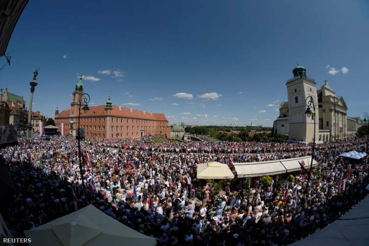 Tüntetők Varsóban 2023. június 4-én