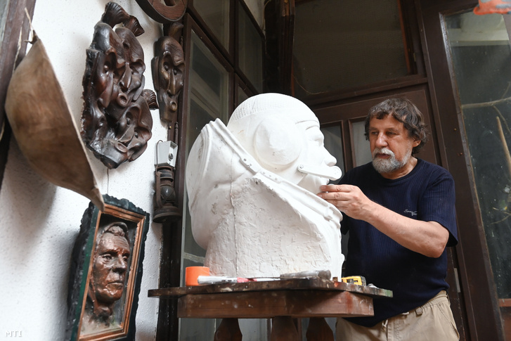 Kristóf Lajos szobrászművész a Farkas Bertalanról, az első magyar űrhajósról készülő szobrának gipszmintáján dolgozik kispesti műtermében 2020. augusztus 14-én