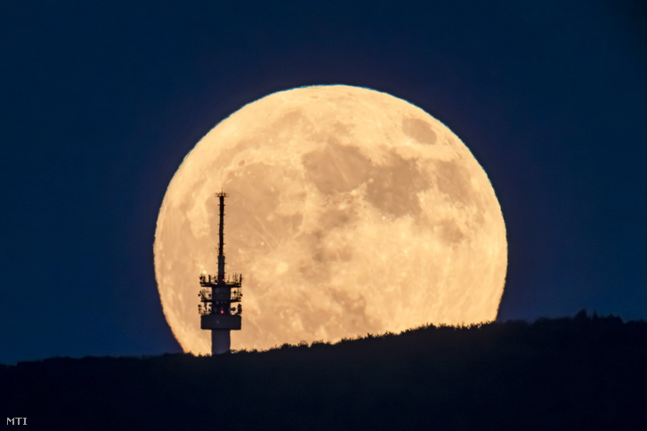 A felkelő hold látszik a Galyatetőn lévő híradástechnikai torony mögött Mátraverebély közeléből fotózva 2023. június 3-án este