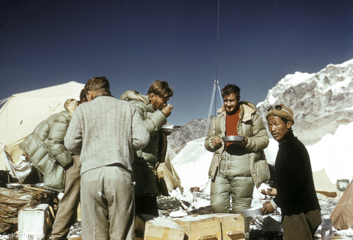 Hegymászók a Mount Everest alaptáborában 1953-ban