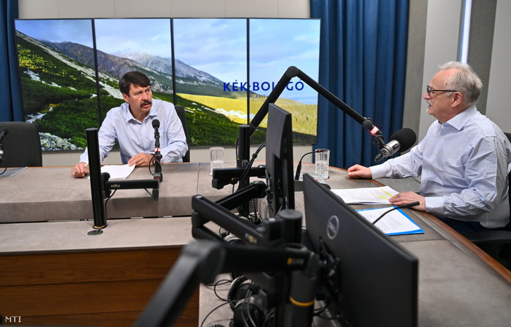 Áder János korábbi köztársasági elnök Kék bolygó című podcastja újabb adásának felvételén vendégével, Hernádi Zsolttal, a Mol elnök-vezérigazgatójával a Kossuth rádió 1-es stúdiójában 2023. május 10-én