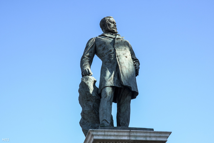Baross Gábor, közmunka- és közlekedésügyi miniszter szobra, Szécsi Antal szobrászművész 1898-ban felavatott alkotása a róla elnevezett téren