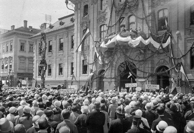 Trianon-ellenes tüntetés a szegedi városházánál 1920-ban
