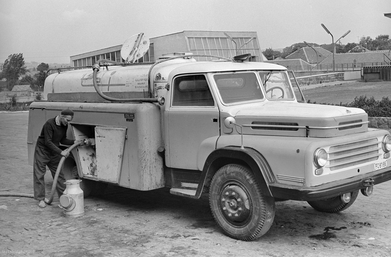 Zalaegerszeg, 1964. június 12. A sofőr beletölti a tejet a tejszállító autóba, amivel a környező termelőszövetkezetekből és állami gazdaságokból szállítják a tejet feldolgozásra.