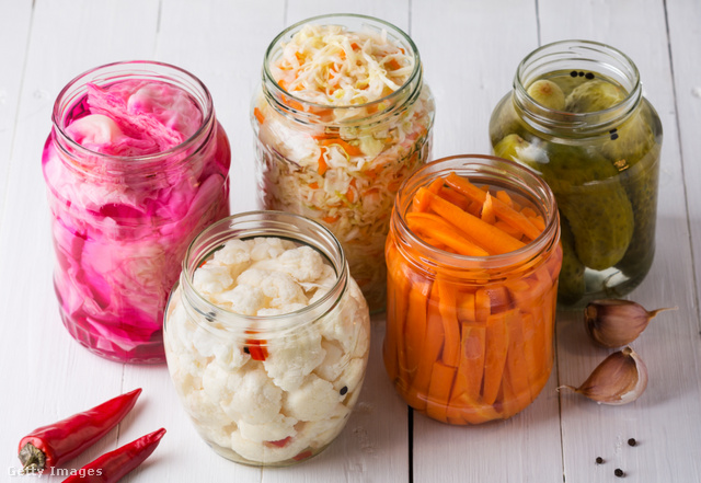 A szakemberek azt feltételezik, hogy a fermentált ételekben lévő probiotikumok fogyasztása egészségügyi előnyökkel jár