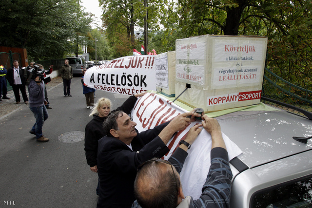 Devizahitelesek tüntetnek Orbán Viktor házánál, 2013. szeptember 3-án