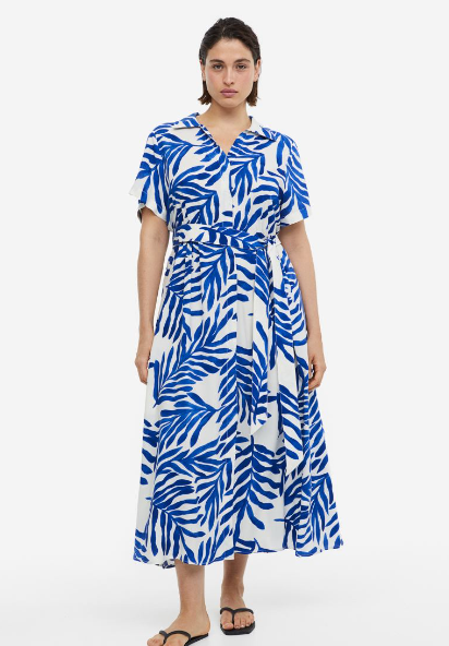 A H&M kék mintás ruhája egy igazi nyári darab, ami amellett, hogy csinos és divatos, még a derekat is kiemeli. 7995 forintért vásárolhatod meg.