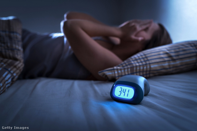 Az alváshiánytól szorongunk, vagy a szorongástól nem alszunk?