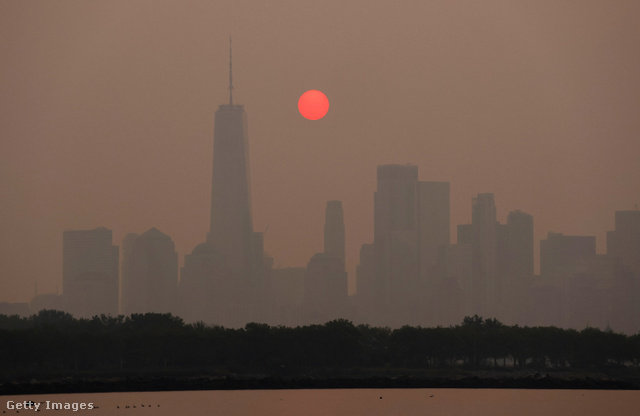 New Yorkban a füst miatt most azt sem lehet eldönteni, a napot vagy a holdat látod