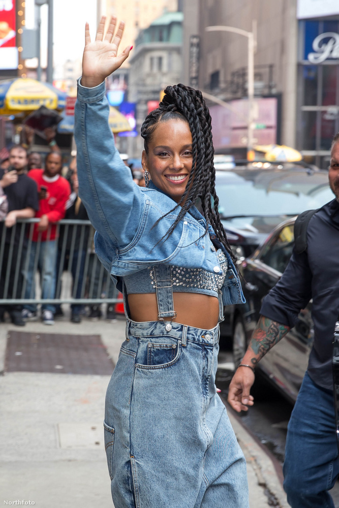 Alicia Keys, az amerikai R&B és soulénekes-dalszerző, boldogan érkezik autójához a Times Square-en