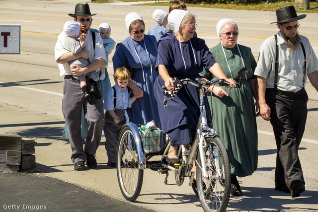 Amish család sétál