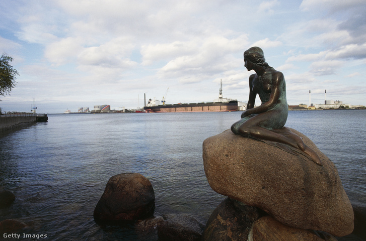 A kis hableány szobra Koppenhágában 2014. május 27-én. Ő kivételesen nem rosszindulatú, hanem romantikusan szerelmes és önfeláldozó.
