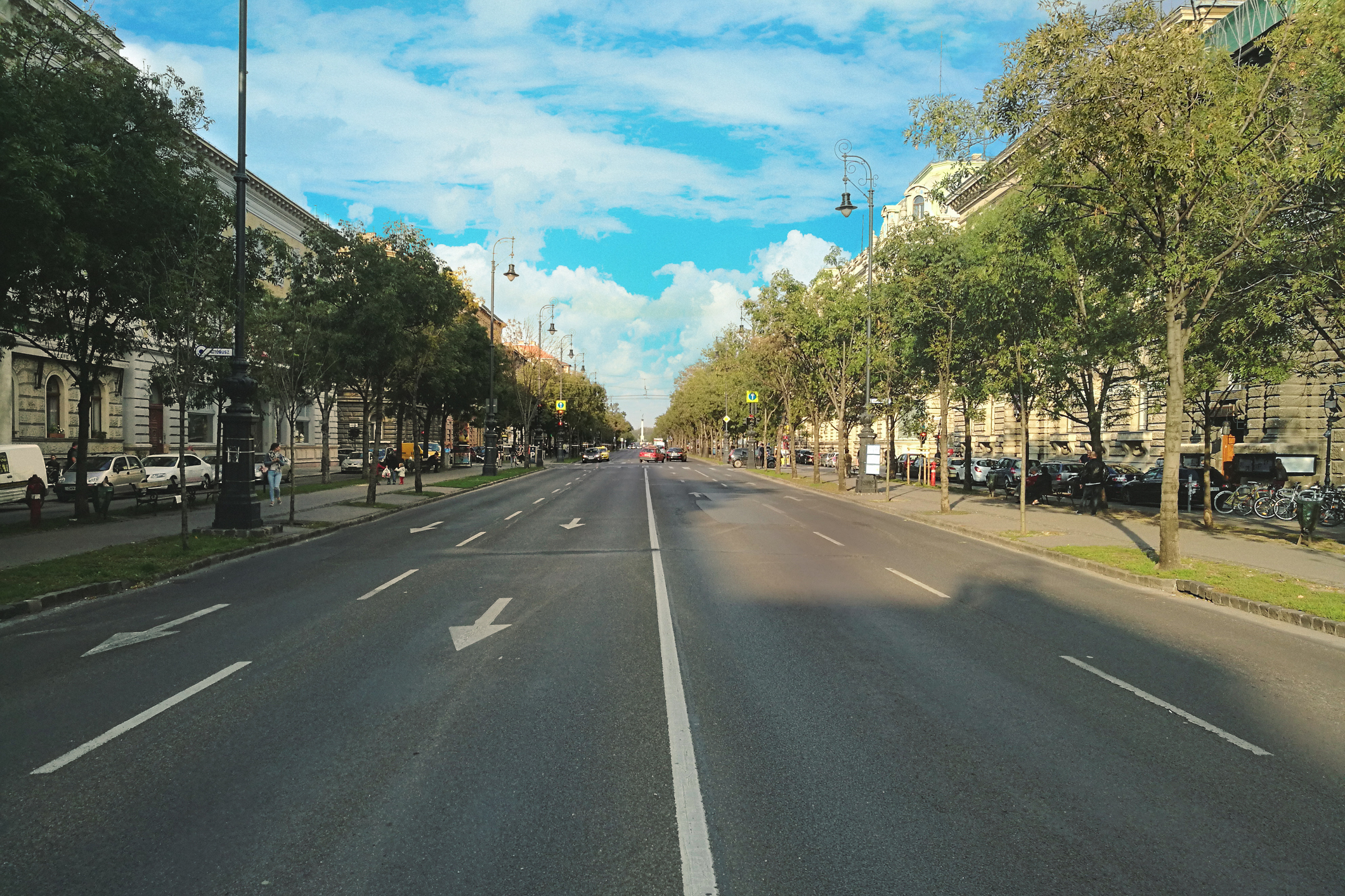 A magyar Champs-Élysées-nek is nevezik az utat - felismered, melyik ez?