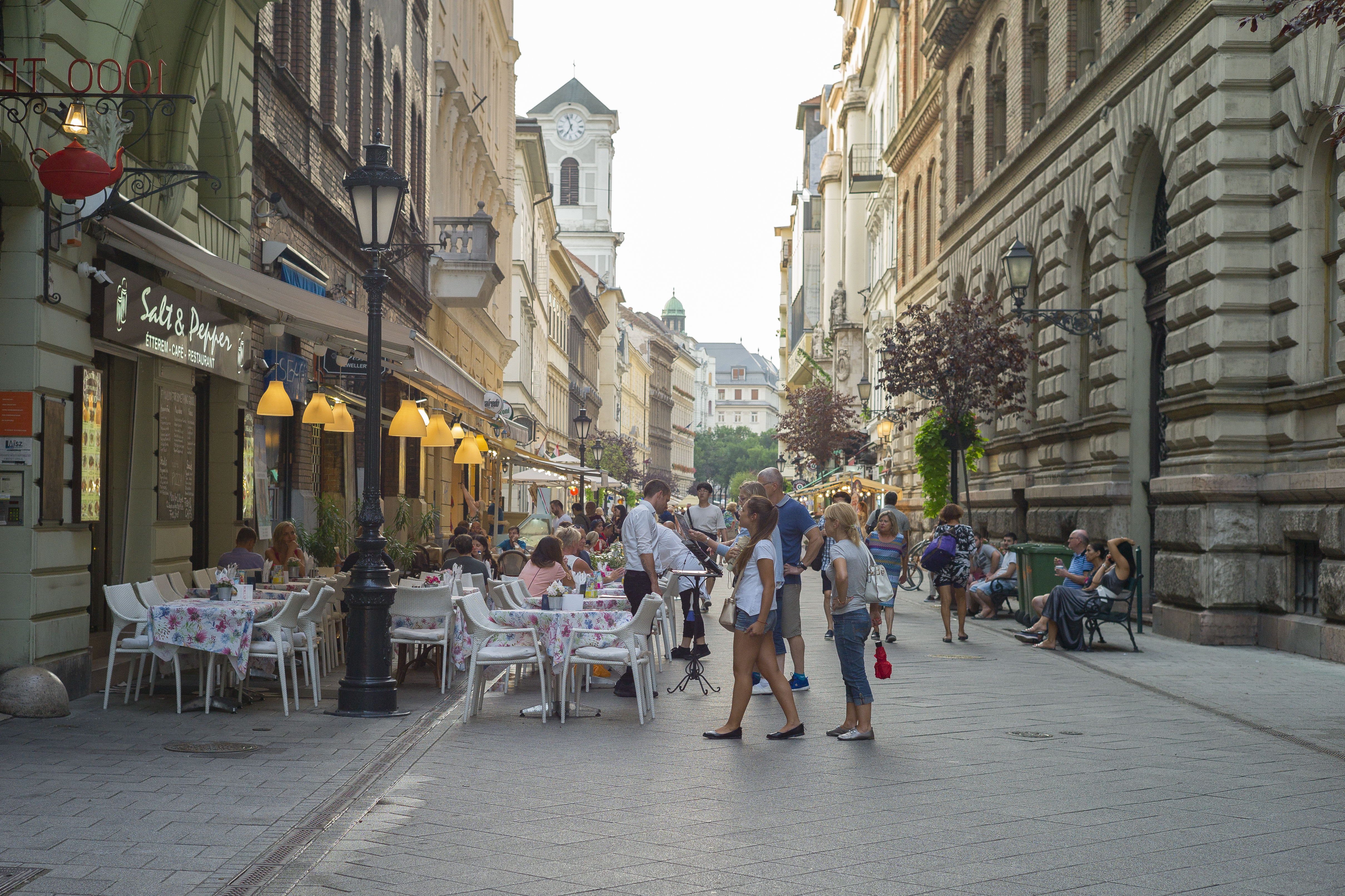 Melyik híres budapesti utca látható a képen?