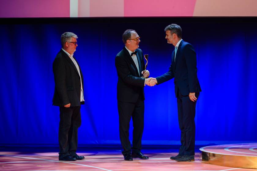 Tősér Ádám rendező és Lajos Tamás producer átveszi a legjobb játékfilmnek járó díjat a Blokád című alkotásért Káel Csaba filmügyi biztostól a Magyar Mozgókép Fesztivál veszprémi díjátadó gáláján 2023. június 10-én.