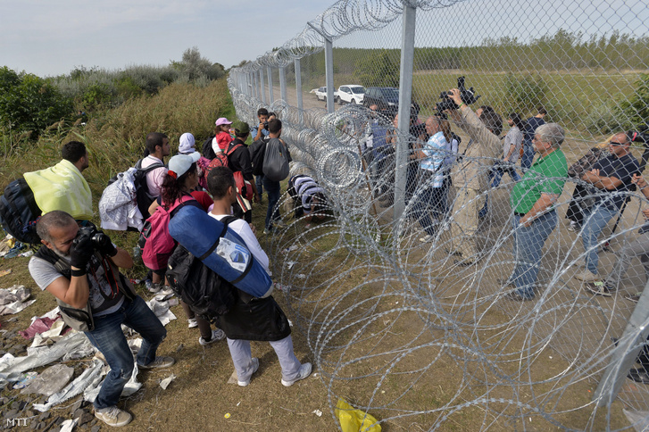 Migránsok az ideiglenes biztonsági határzár mellett a szerb magyar határon Horgos közelében 2015. szeptember 15-én