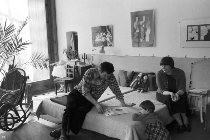 Balogh László festőművész, a Szentendrei Iskola követője családjával szentendrei otthonukban 1982-ben