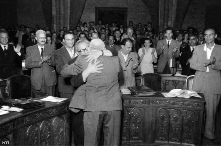 Budapest, 1948. június 12., Rákosi Mátyás, a Magyar Kommunista Párt főtitkára (háttal) és Szakasits Árpád, a Szociáldemokrata Párt főtitkára átölelik egymást a két párt egyesülési kongresszusán