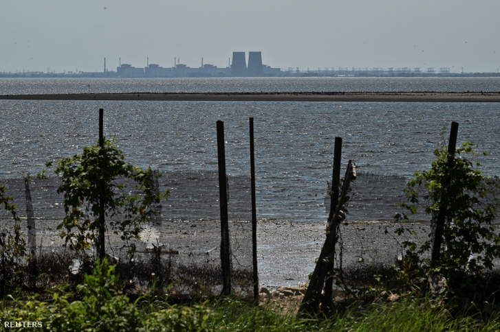 A zaporizzsjai atomerőmű a Kahovka víztározó partjáról 2023. június 9-én