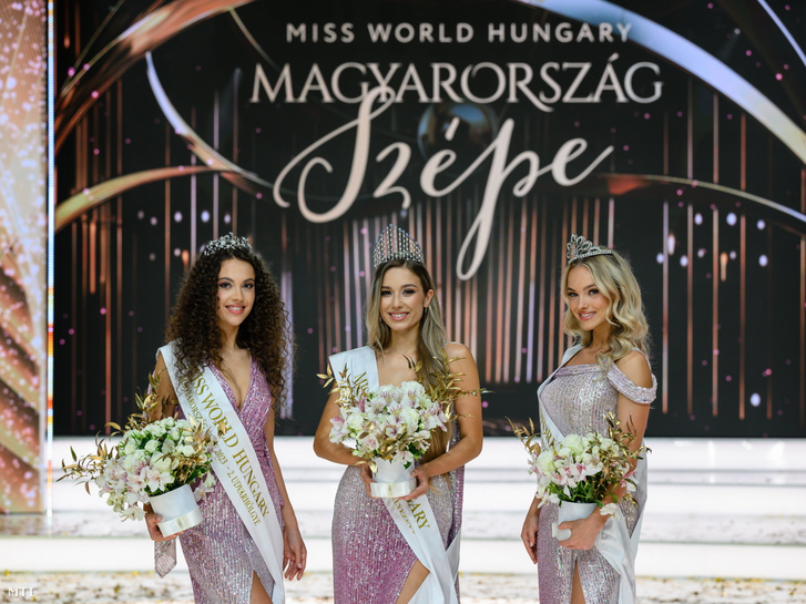A győztes, a 23 éves miskolci Hacsi Boglárka (k), valamint a 25 éves debreceni Szabó Orsolya, az első udvarhölgy (j) és a 20 éves budapesti Novák Zafír Bella, a második udvarhölgy (b) a Magyarország Szépe Miss World Hungary verseny döntőjén a Médiaszolgáltatás-támogató és Vagyonkezelő Alap (MTVA) óbudai gyártóbázisán 2023. június 11-én.