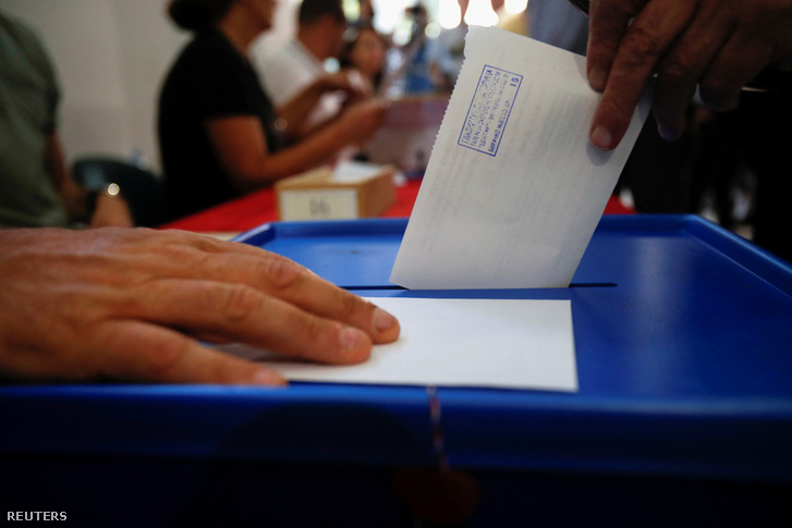 Szavazó a montenegrói választásokon Podgoricában 2023. június 11-én