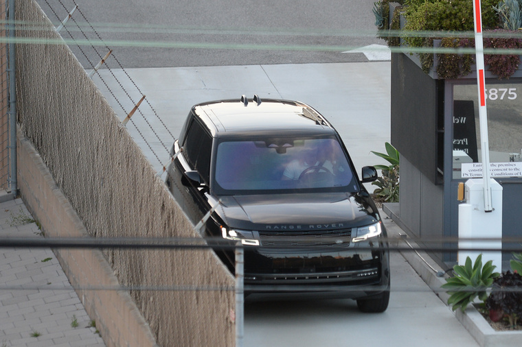 Egy fekete Range Roverbe látták beszállni Harry herceget, akit a Los Angeles-i LAX magánterminálról szállítottak el