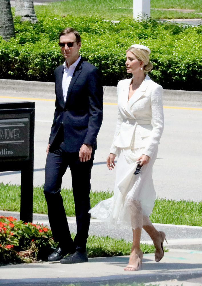 A 41 éves amerikai üzletasszony fehér kabátban és sapkában, hosszú fehér ruhában és bézs színű magassarkú cipőben sétál a zsinagógába
