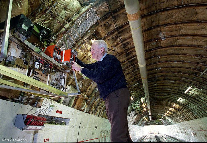Dr. David Warren és találmánya egy teherszállító repülőgépen a melbourne-i repülőtéren 1998 augusztusában