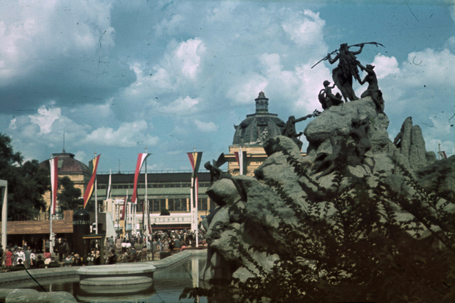 A főváros új lobogója a Budapesti Nemzetközi Vásáron 1943-ban