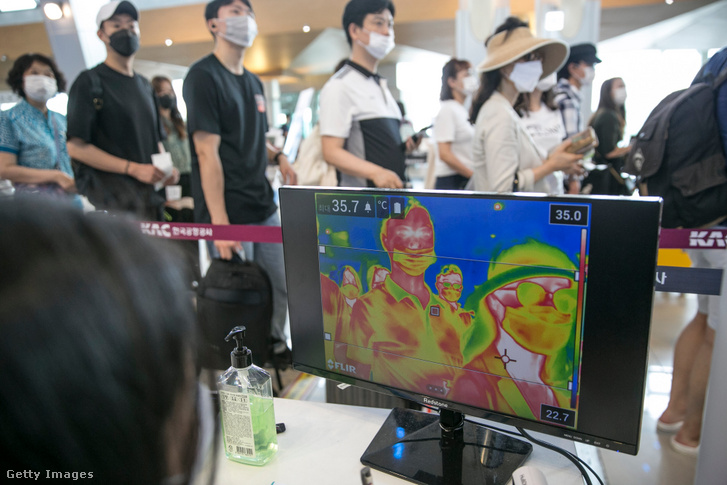 Utasok ellenőrzése a koronavírus-világjárvány idején a dél-koreai Gimpo repülőtéren 2020 augusztusában