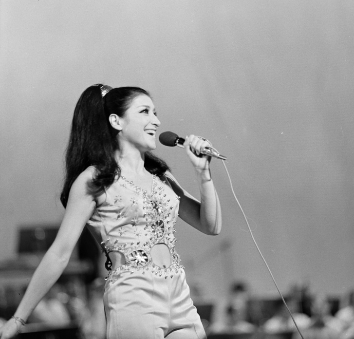 Mátrai Zsuzsa énekesnő 1969-ben az Erkel Színház színpadán.