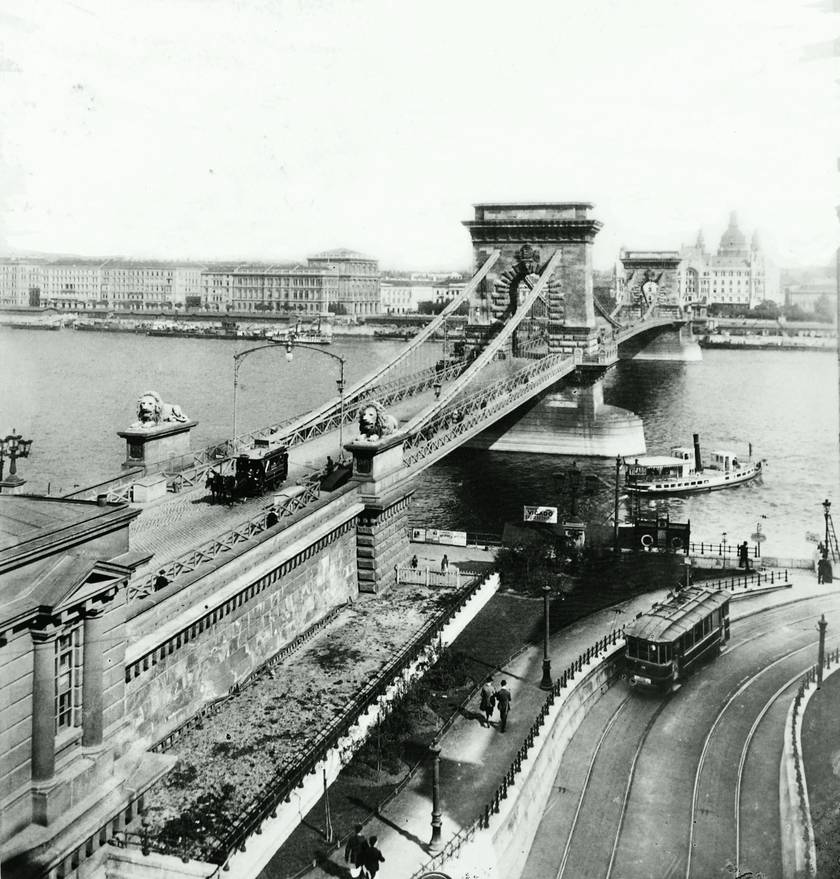 Így festett a Lánchíd az 1900-as évek elején, amikor már omnibuszjárat közlekedett rajta. Szomorú érdekesség, hogy a híd megálmodója, Széchenyi az átadáson már nem vett részt döblingi gyógykezelése miatt.