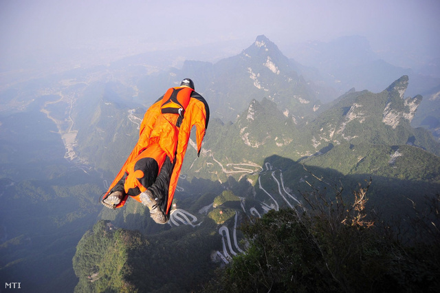 Kováts Viktor edzésképpen végrehajtott repülésre indul a szárnyasruhás repülés világbajnokságán a közép-kínai Hunan tartományban fekvő Csangcsiacsie környékén lévő Tienmen-hegy térségében 2013. október 8.