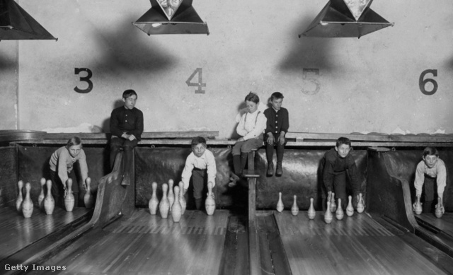 Bábufelállító fiúk egy New Jersey-i bowlingklubban 1910-ben