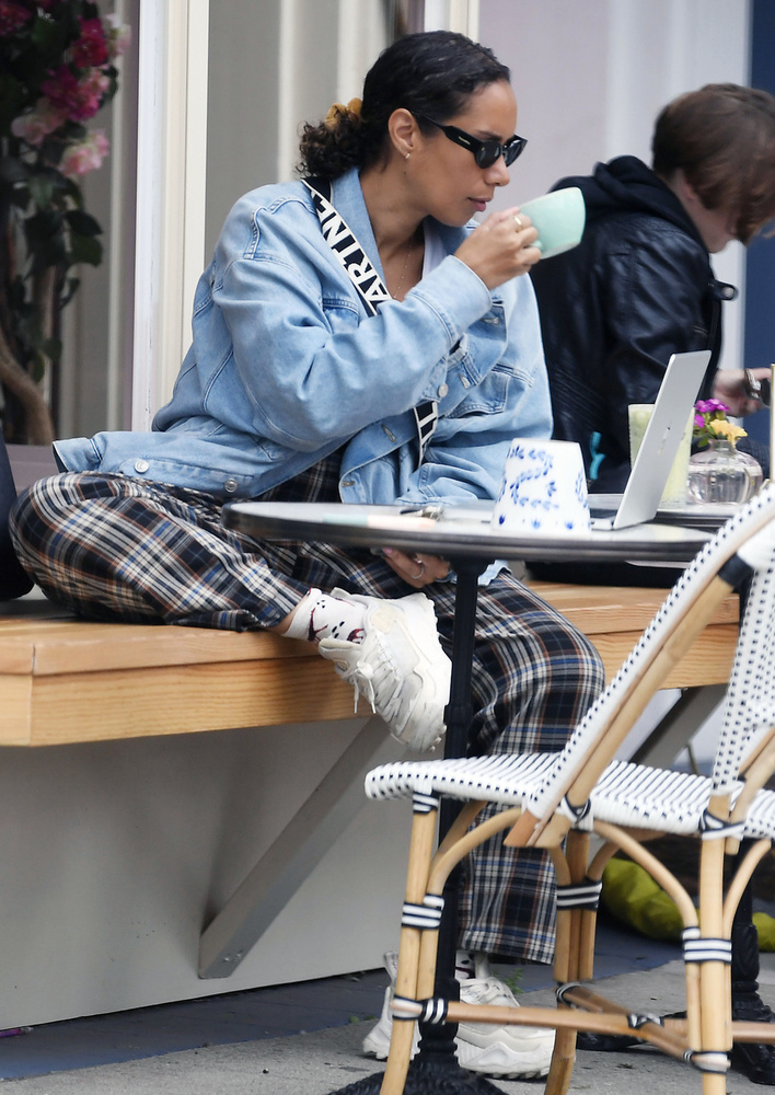 Leona Lewist legújabb kávézójában látták időt tölteni