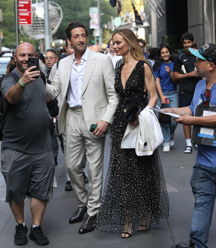 Adrien Brody-t és barátnőjét, Georgina Chapman divattervezőt rajongók gyűrűje vette körbe, amint kiléptek New Yorki szállodájukból