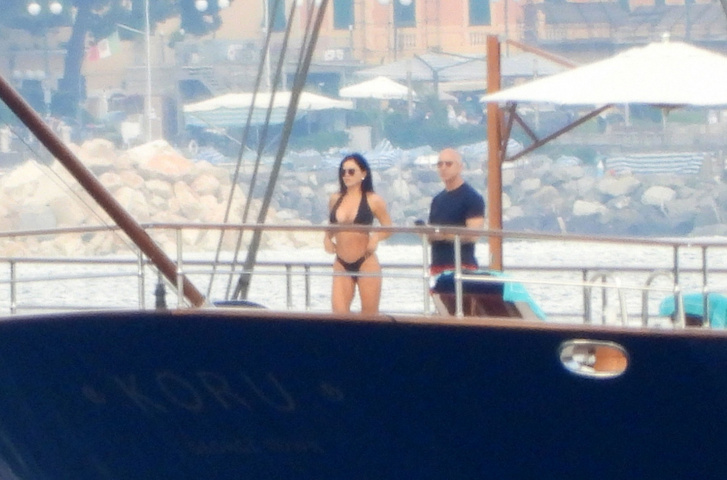 Egy luxushajó fedélzetén kapták lencsevégre őket, Lauren falatnyi bikiniben mutatta meg karcsú alakját és nőies idomait.
