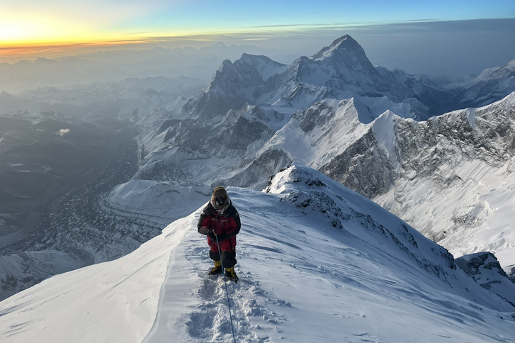 Price Márton Péter 8400 méteren a csúcsmászás során, a ‘Balcony’ részen haladva, ahogyan Tibet felől kel fel a nap.