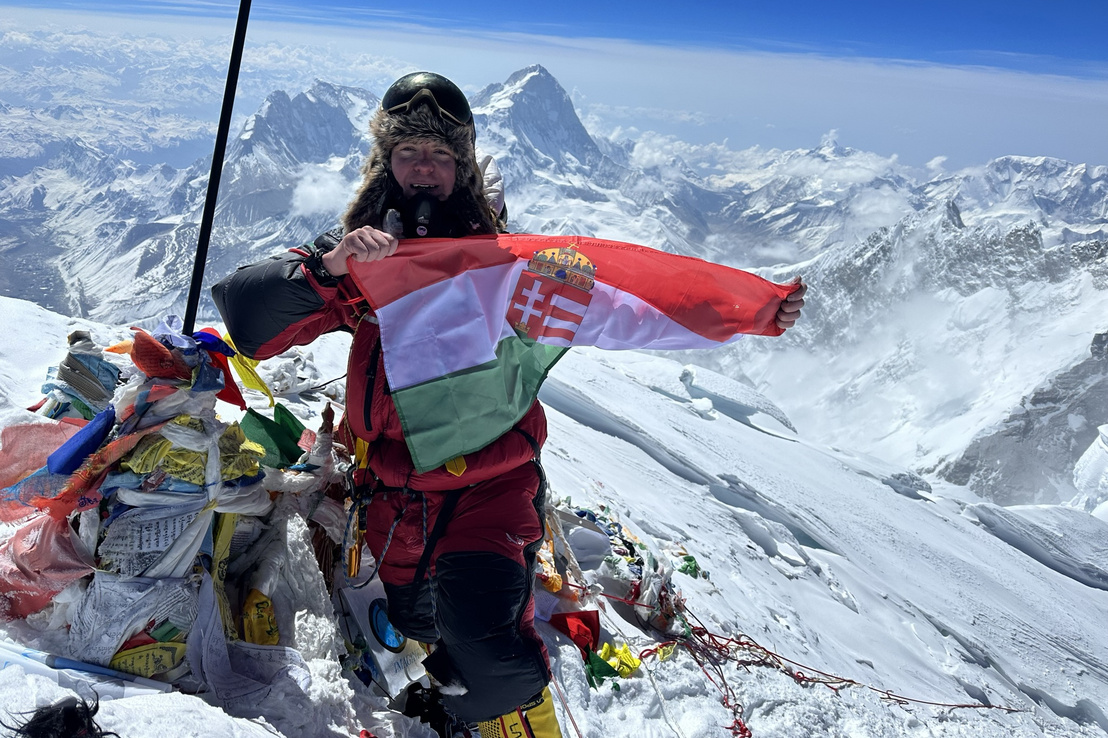 Price Márton Péter a Mount Everest csúcsán, hatodik és legfiatalabb magyarként, 2023. május 14-én.