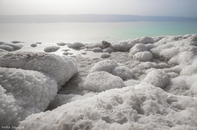 Sókristályok a Holt-tenger partján. (Fotó: Anadolu Agency / Getty Images Hungary)